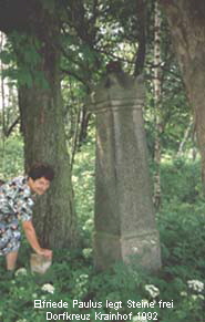 Elfriede Paulus legt Steine frei
Dorfkreuz Krainhof 1992