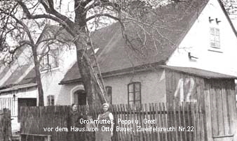Gromutter, Peppi u. Gretl
vor dem Haus von Otto Bauer, Zweifelsreuth Nr.22